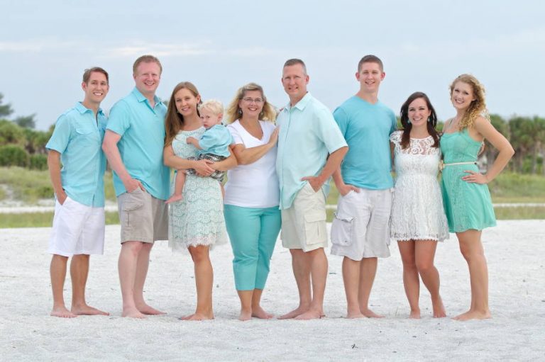 What colors are best to wear for family photos?