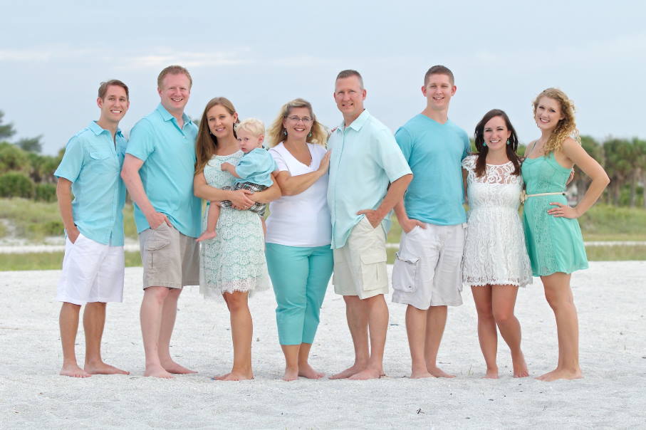What colors are best to wear for family photos?